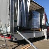 Załadunek przez poczną burtę auta i zabezpieczenie transportu